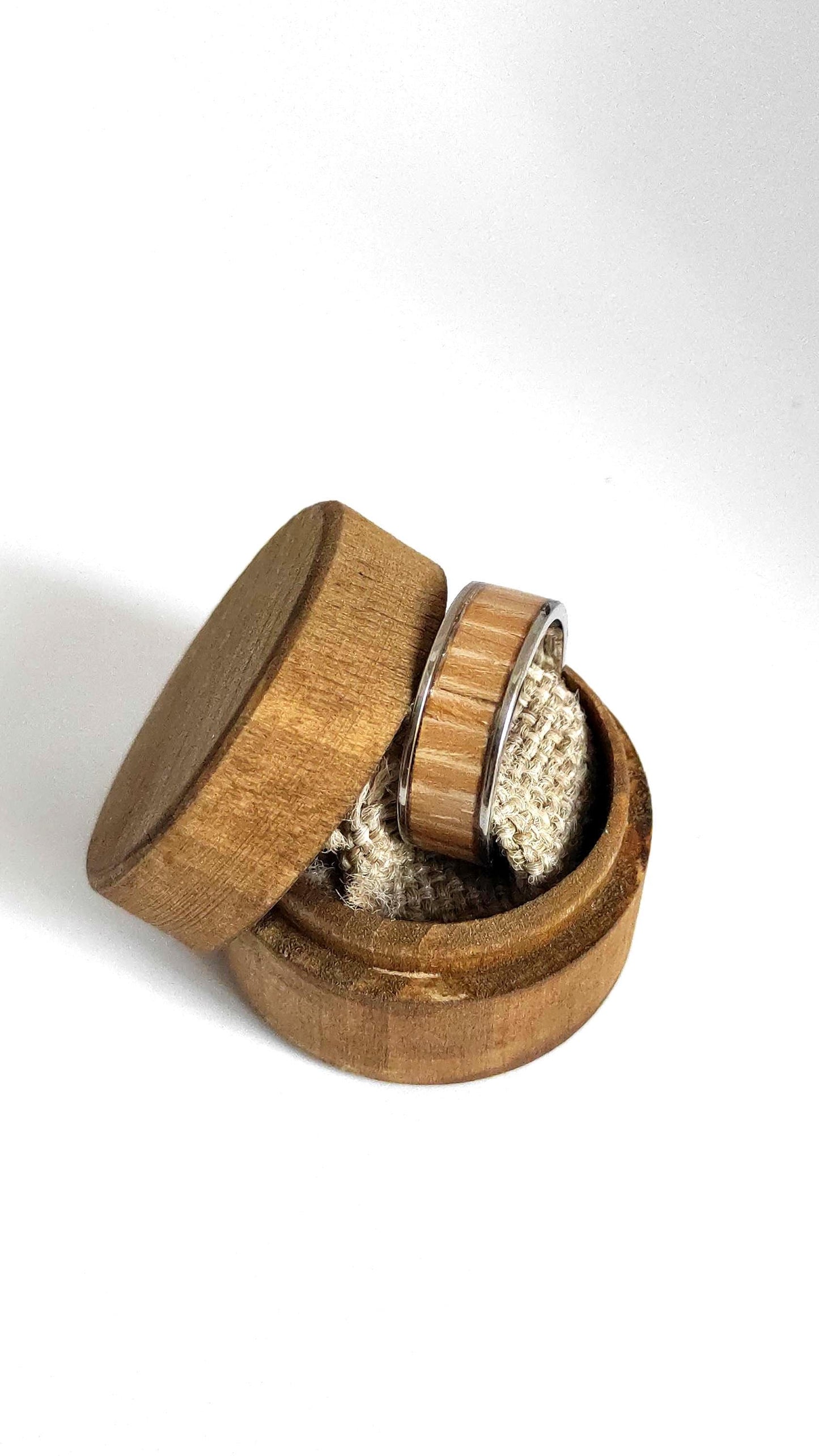 Męski pierścionek ze stali chirurgicznej z intarsją z drewna wiązu (Elm) – unikalny dodatek handmade - WoodRingsByJet
