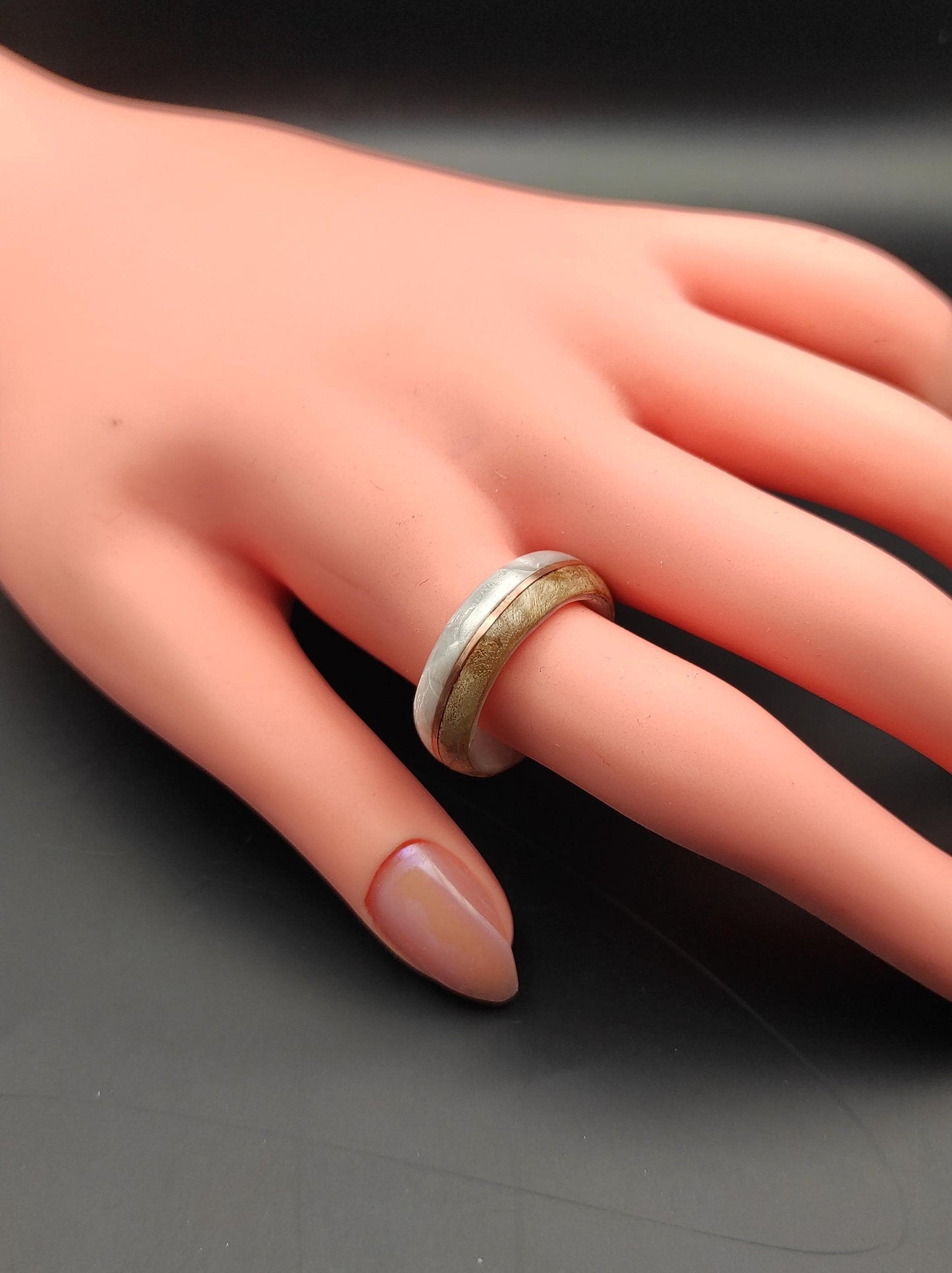 Drewniany pierścionek z intarsją z perłowego celuloidu | unikalny pierścionek ręcznie robiony - WoodRingsByJet