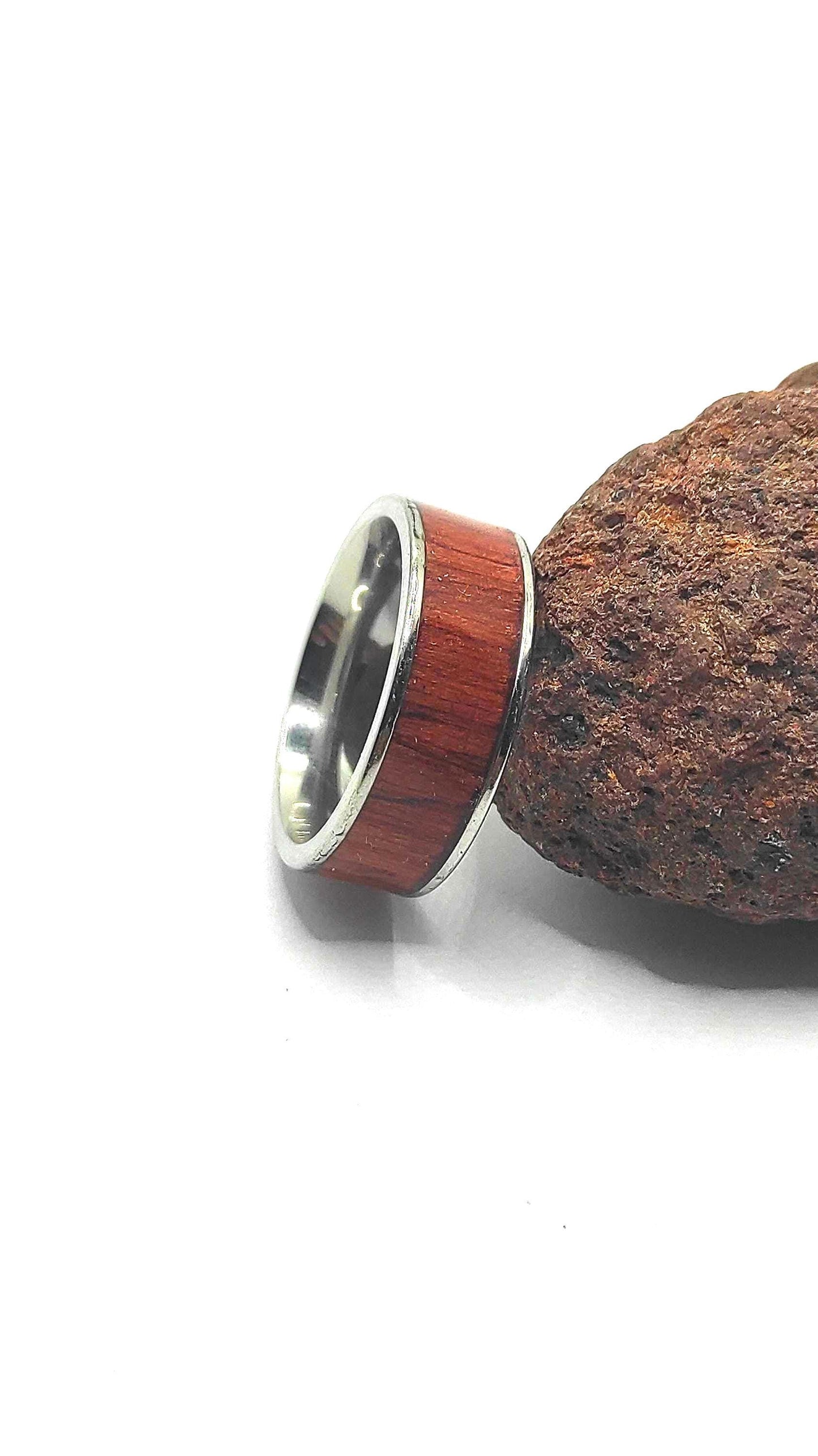 Męski pierścionek z mahoniowego forniru i stali chirurgicznej – ręcznie wykonany - WoodRingsByJet