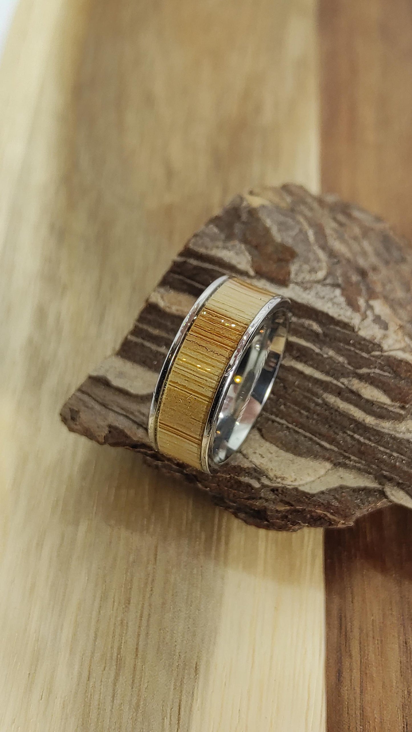 Męski pierścionek z wkładką karmelowego bambusa i stali chirurgicznej - WoodRingsByJet