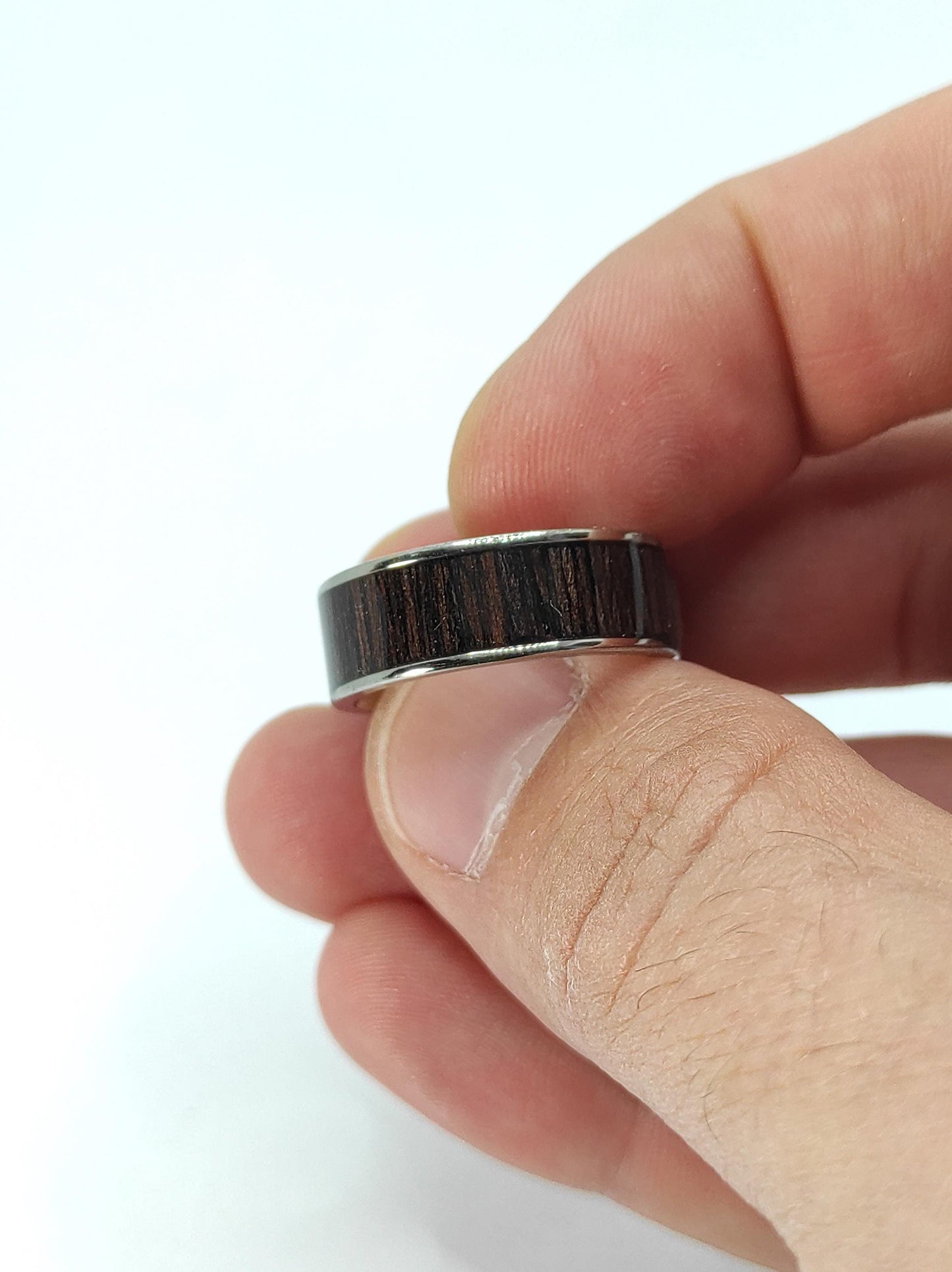Męski pierścionek z drewnem Wenge i stalą chirurgiczną – pierścionek z drewnem dla mężczyzn - WoodRingsByJet