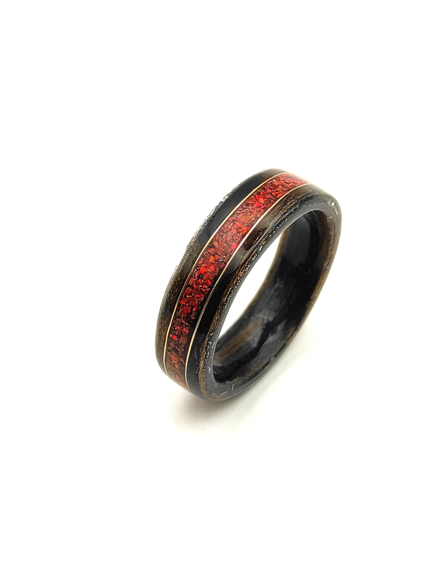 Pierścionek drewniany z czerwonym opalem – heban 3D