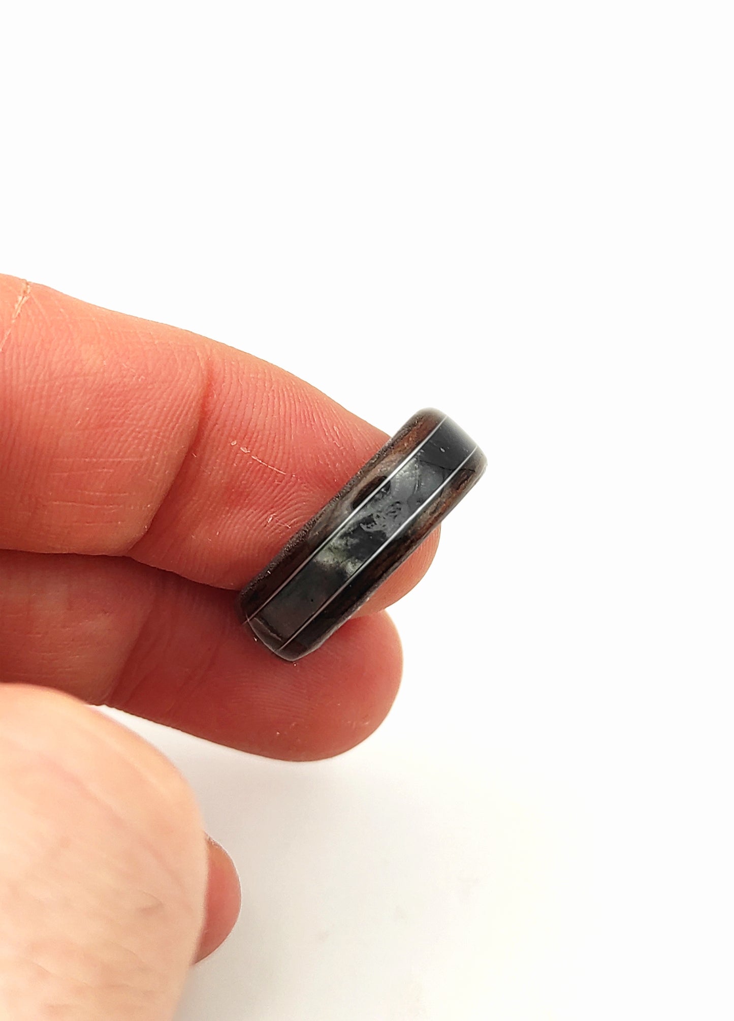 Korzeń Nocy - pierścionek z wenge i grafitowym celuoidem - WoodRingsByJet