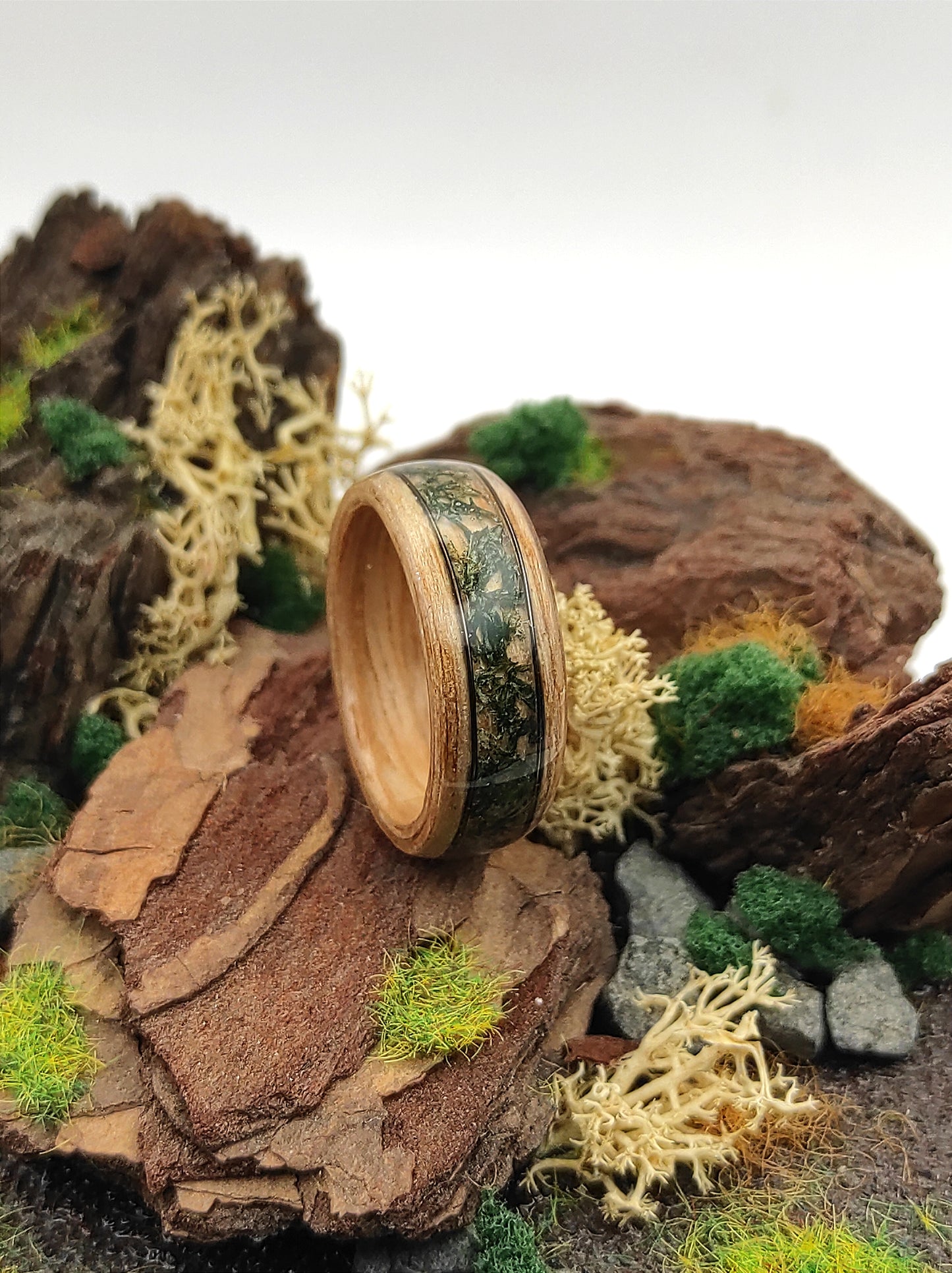 Forest Whisper – Wooden Ring with Natural Moss and Copper Vein