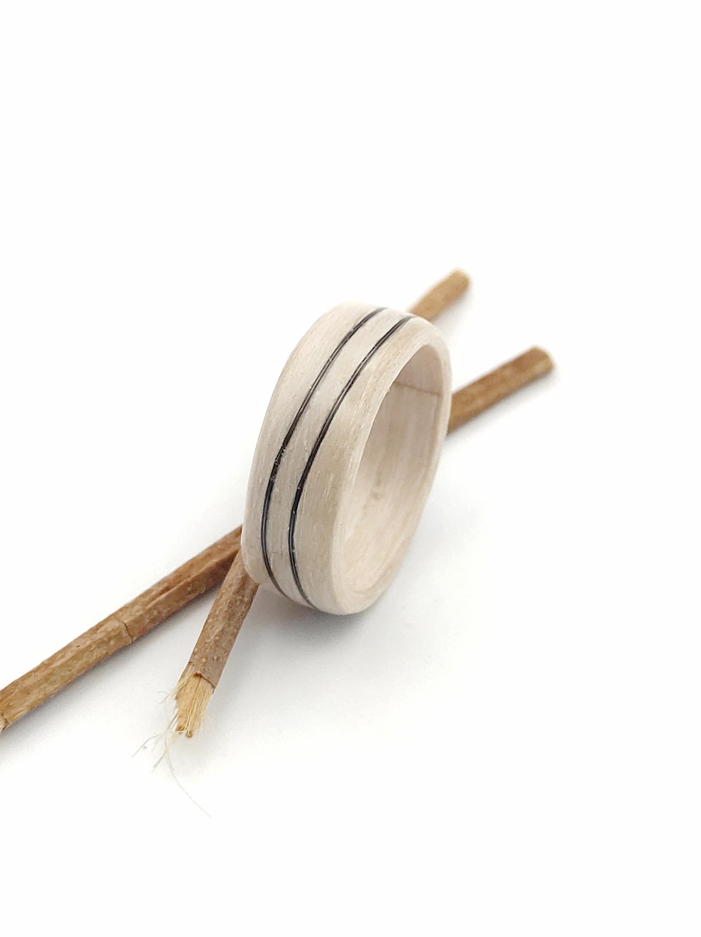 Drewniany pierścionek z bielonego dębu z czarną falą – minimalistyczna forma