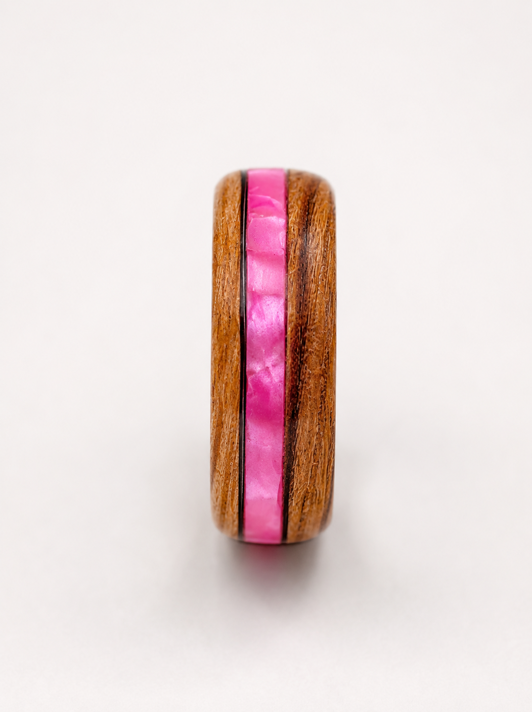 Drewniany pierścionek z różową wstawką – zebrano handmade