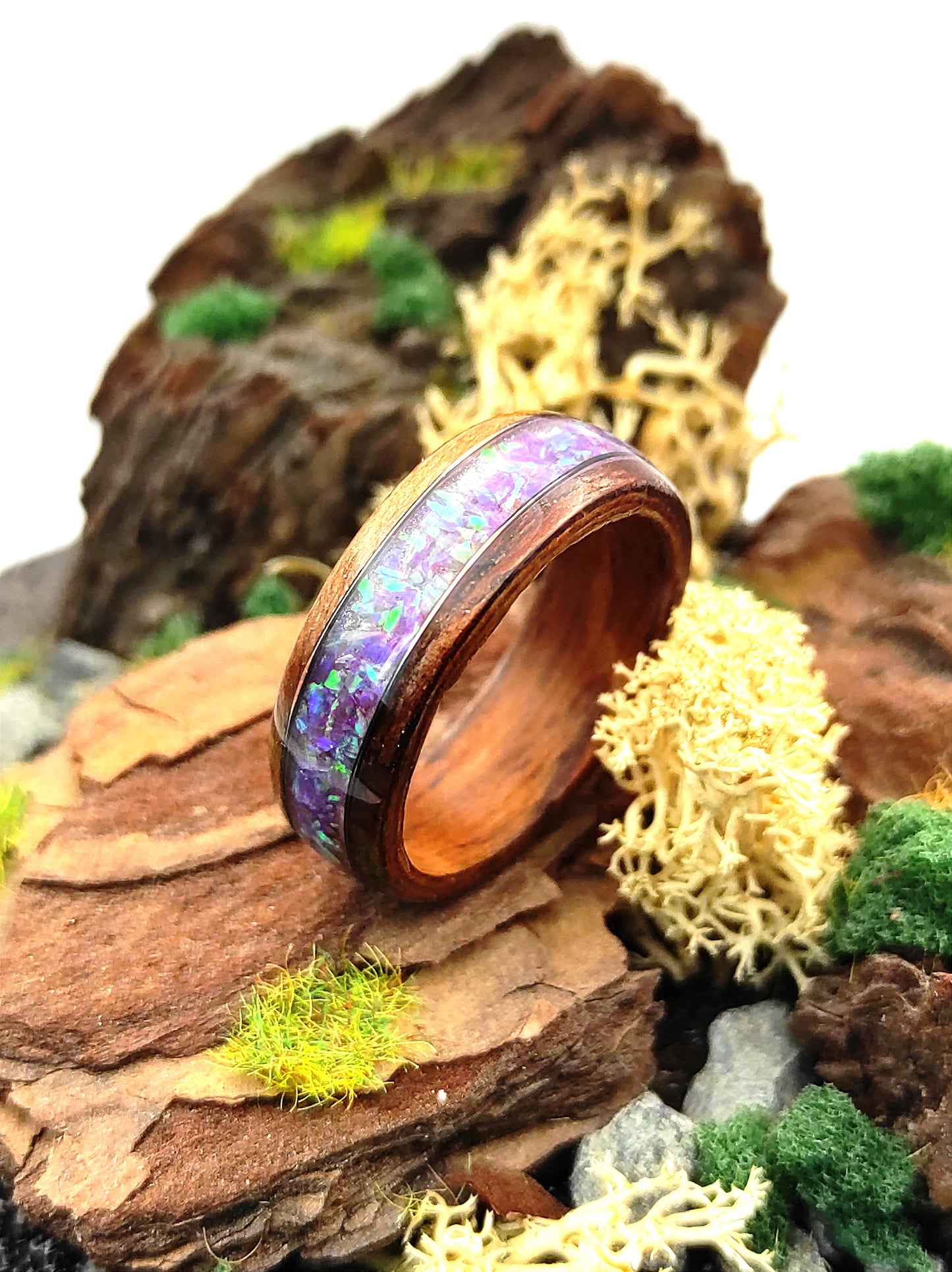 Plum Haze – Wooden Ring with Amethyst Dust and Silver Vein