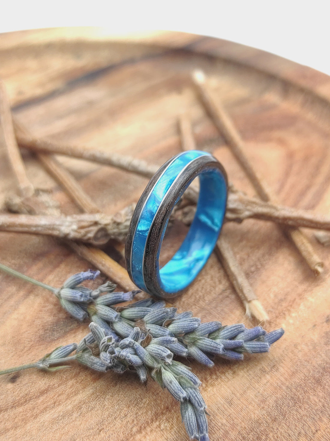 Trendy w biżuterii 2025/2026 – Naturalne materiały w centrum uwagi