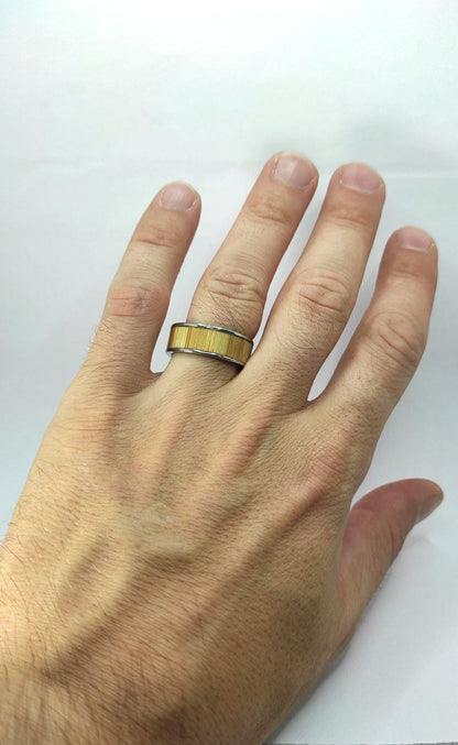 Męski pierścionek z wkładką karmelowego bambusa i stali chirurgicznej - WoodRingsByJet