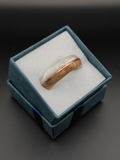 Drewniany pierścionek z intarsją z perłowego celuloidu | unikalny pierścionek ręcznie robiony - WoodRingsByJet