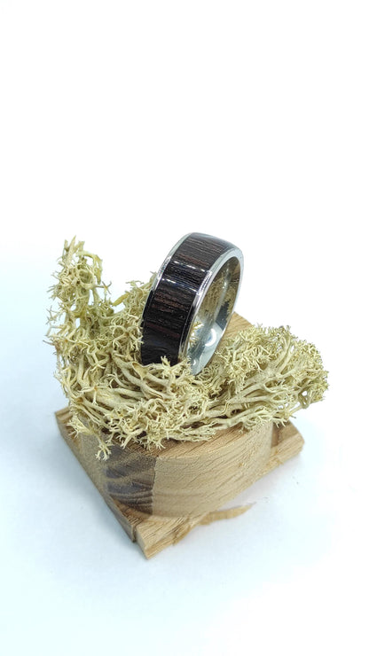 Męski pierścionek z drewnem Wenge i stalą chirurgiczną – pierścionek z drewnem dla mężczyzn - WoodRingsByJet