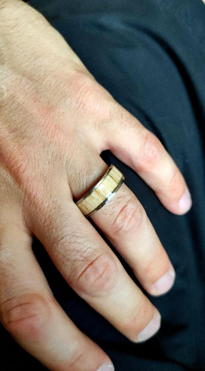 Męski pierścionek ze stali chirurgicznej z intarsją z drewna wiązu (Elm) – unikalny dodatek handmade - WoodRingsByJet