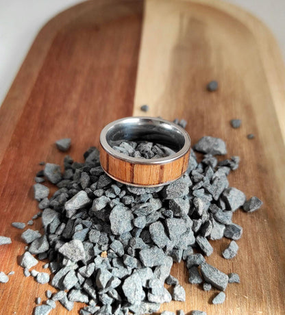 Męski pierścionek z chirurgicznej stali i intarsją z drewna Zebrano – unikalny dodatek dla mężczyzn - WoodRingsByJet