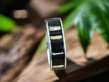 Męski pierścionek ze stali chirurgicznej z intarsją z czarnego drewna Zebrano (Black Zebrawood) – nowoczesny dodatek dla mężczyzn - WoodRingsByJet
