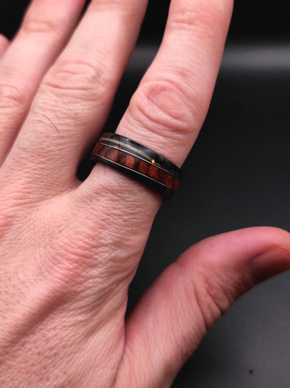 Pierścionek z drewna Zebrano z wstawką z California Rose – ręcznie gięty pierścionek męski drewniany - WoodRingsByJet