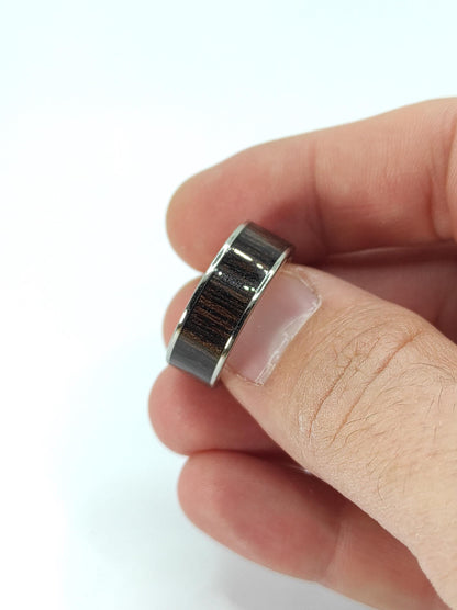 Męski pierścionek z drewnem Wenge i stalą chirurgiczną – pierścionek z drewnem dla mężczyzn - WoodRingsByJet