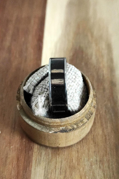 Męski pierścionek ze stali chirurgicznej z intarsją z czarnego drewna Zebrano (Black Zebrawood) – nowoczesny dodatek dla mężczyzn - WoodRingsByJet