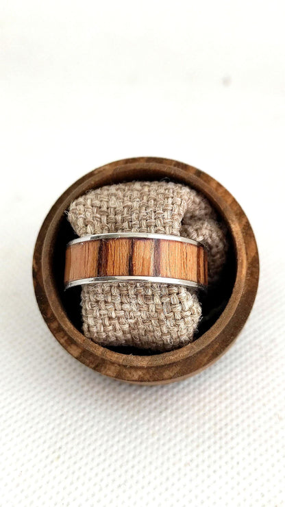Męski pierścionek z chirurgicznej stali i intarsją z drewna Zebrano – unikalny dodatek dla mężczyzn - WoodRingsByJet