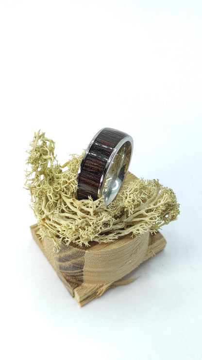 Męski pierścionek z drewnem Wenge i stalą chirurgiczną – pierścionek z drewnem dla mężczyzn - WoodRingsByJet