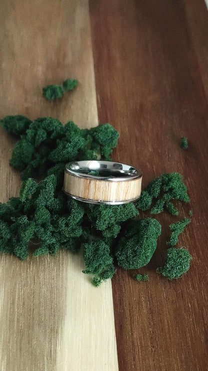 Męski pierścionek ze stali chirurgicznej z intarsją z drewna wiązu (Elm) – unikalny dodatek handmade - WoodRingsByJet
