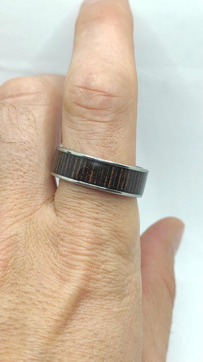 Męski pierścionek ze stali chirurgicznej z intarsją z drewna Wenge – elegancki i trwały dodatek handmade - WoodRingsByJet