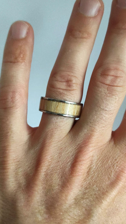 Męski pierścionek ze stali chirurgicznej z intarsją z drewna wiązu (Elm) – unikalny dodatek handmade - WoodRingsByJet