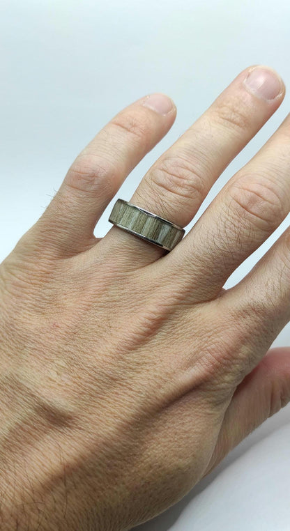 Męski pierścionek z szarego dębu z inkrustacją – ręcznie robiony drewniano-metalowy pierścionek dla niego - WoodRingsByJet