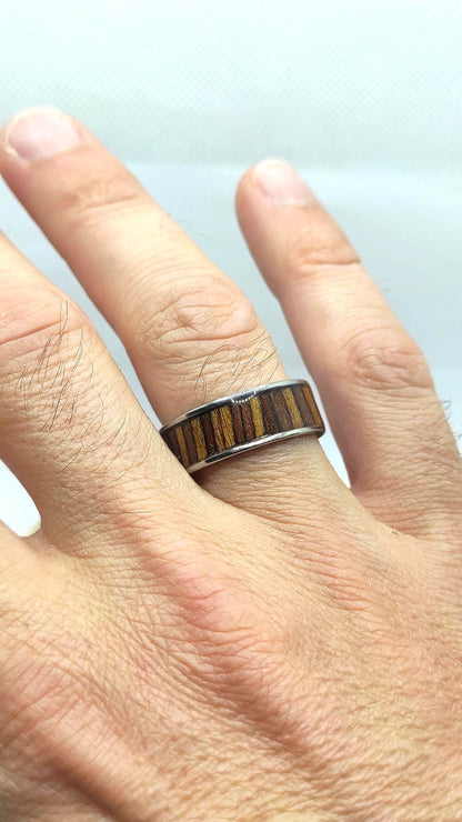 Drewniany pierścionek męski „California Teak 3D” – ręcznie wykonany z forniru tekowego + stal chirurgiczna - WoodRingsByJet