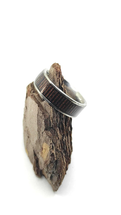 Męski pierścionek ze stali chirurgicznej z intarsją z drewna Wenge – elegancki i trwały dodatek handmade - WoodRingsByJet