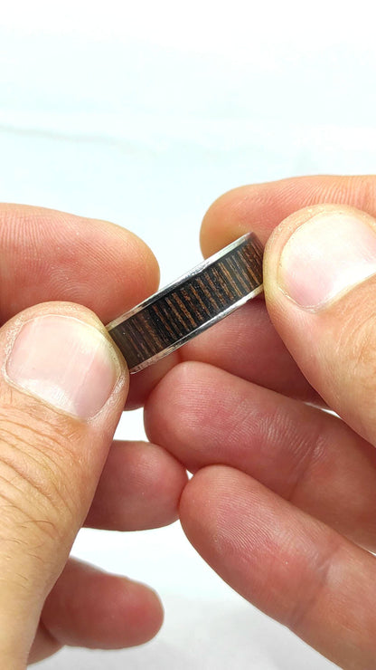 Męski pierścionek ze stali chirurgicznej z intarsją z drewna Wenge – elegancki i trwały dodatek handmade - WoodRingsByJet