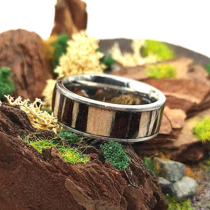 Męski pierścionek z drewnem Zebrano i stalą chirurgiczną – elegancki pierścionek z drewna dla mężczyzn - WoodRingsByJet