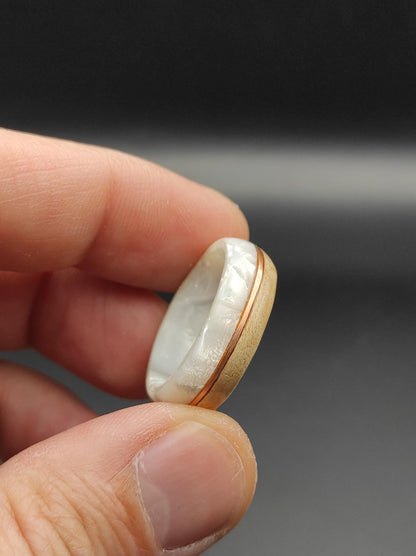 Drewniany pierścionek z intarsją z perłowego celuloidu | unikalny pierścionek ręcznie robiony - WoodRingsByJet