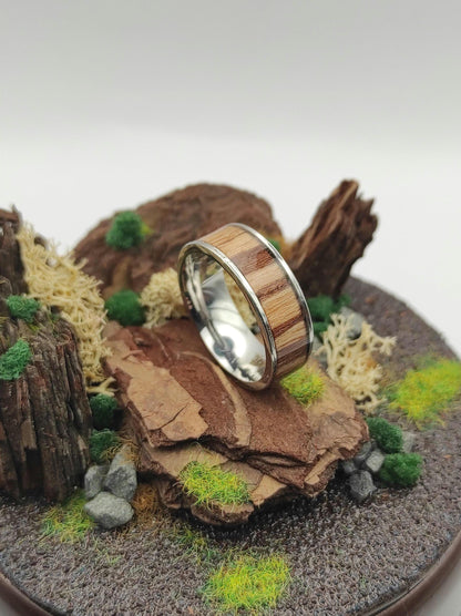 Męski pierścionek stal chirurgiczna + wstawka drewna Zebrano – unikalny design handmade - WoodRingsByJet