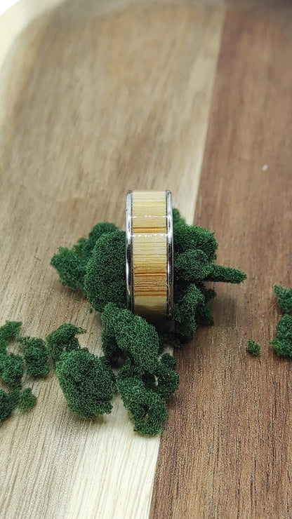 Męski pierścionek z wkładką karmelowego bambusa i stali chirurgicznej - WoodRingsByJet