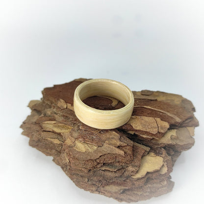 Minimalistyczna obrączka drewniana z wybielonego dębu – unisex, ręcznie robiona, ekologiczna - WoodRingsByJet