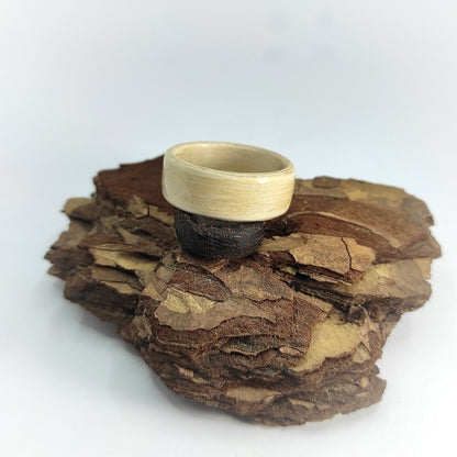 Minimalistyczna obrączka drewniana z wybielonego dębu – unisex, ręcznie robiona, ekologiczna - WoodRingsByJet