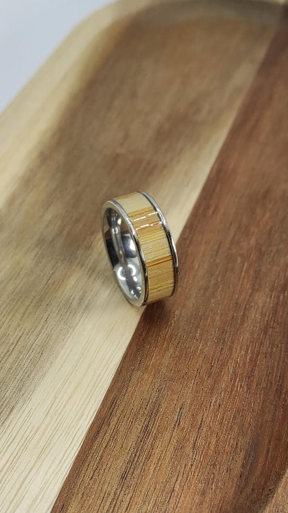 Męski pierścionek z wkładką karmelowego bambusa i stali chirurgicznej - WoodRingsByJet