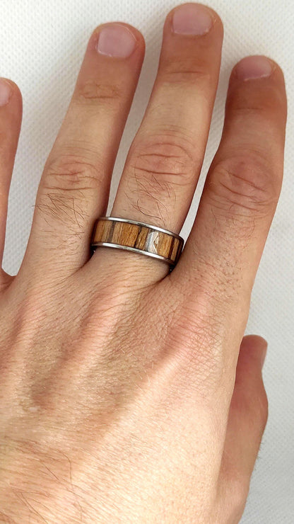Męski pierścionek z chirurgicznej stali i intarsją z drewna Zebrano – unikalny dodatek dla mężczyzn - WoodRingsByJet