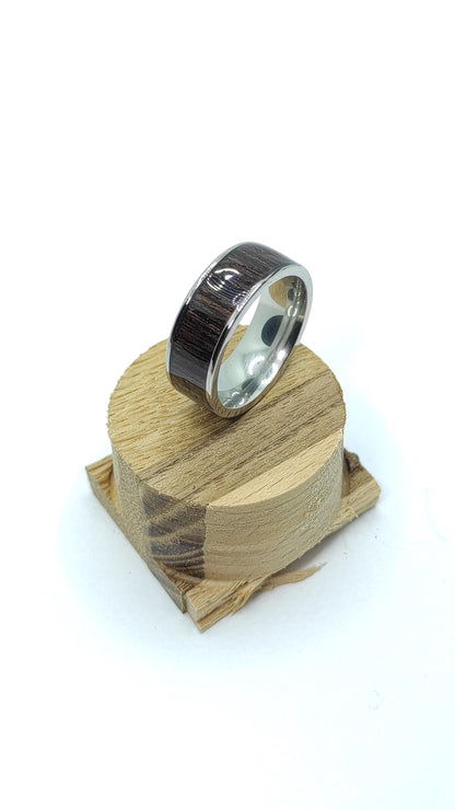 Męski pierścionek z drewnem Wenge i stalą chirurgiczną – pierścionek z drewnem dla mężczyzn - WoodRingsByJet
