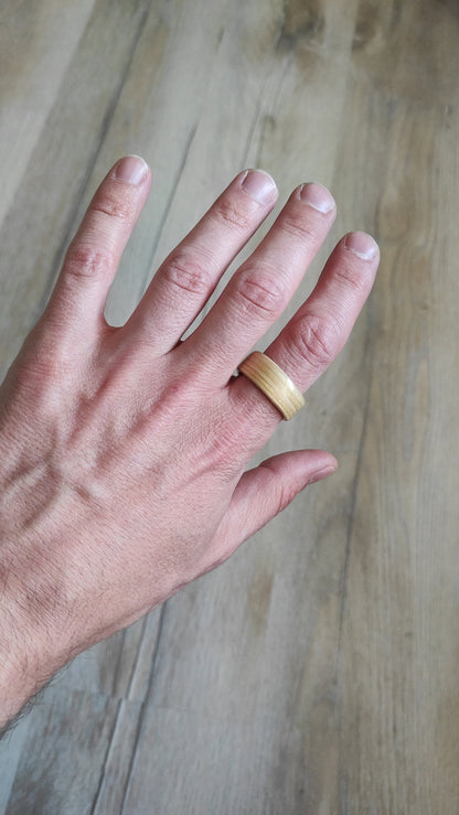 Ręcznie robiona obrączka ślubna z drewna sosnowego – minimalistyczna, ekologiczna i wodoodporna - WoodRingsByJet