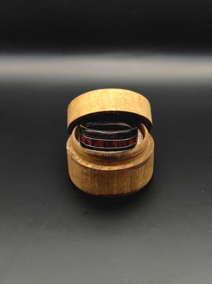 Pierścionek z drewna Zebrano z wstawką z California Rose – ręcznie gięty pierścionek męski drewniany - WoodRingsByJet