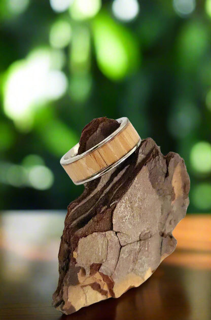 Męski pierścionek ze stali chirurgicznej z intarsją z drewna wiązu (Elm) – unikalny dodatek handmade - WoodRingsByJet