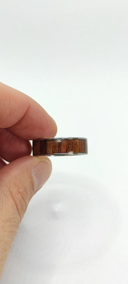 Męski pierścionek z drewna palisandrowego – ręcznie robiony, elegancki pierścionek z palisandru, idealny prezent dla niego - WoodRingsByJet