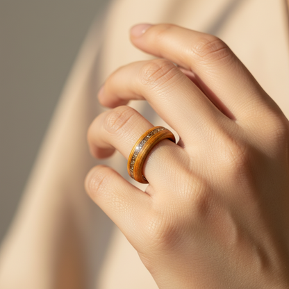 Drewniany pierścionek z drewna tekowego & złotym brokatem – rustykalna obrączka handmade