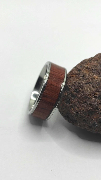 Męski pierścionek z mahoniowego forniru i stali chirurgicznej – ręcznie wykonany - WoodRingsByJet