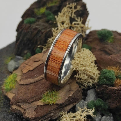 Męski pierścionek z forniru różanego drewna i metalu – ręcznie robiony, unikalny drewniano-metalowy pierścionek dla niego - WoodRingsByJet