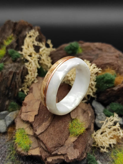 Drewniany pierścionek z intarsją z perłowego celuloidu | unikalny pierścionek ręcznie robiony - WoodRingsByJet
