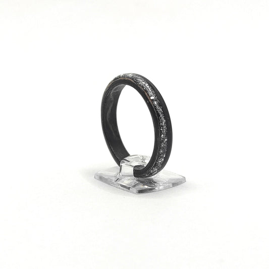 Drewniany pierścionek z hebanu z srebrną brokatową wstawką – minimalistyczna obrączka z drewna dla niej - WoodRingsByJet