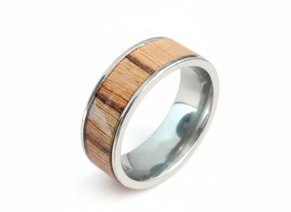 Męski pierścionek z chirurgicznej stali i intarsją z drewna Zebrano – unikalny dodatek dla mężczyzn - WoodRingsByJet