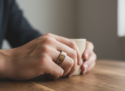 Męski pierścionek ze stali chirurgicznej z intarsją z drewna Zebrano – eleganczna, naturalna biżuteria